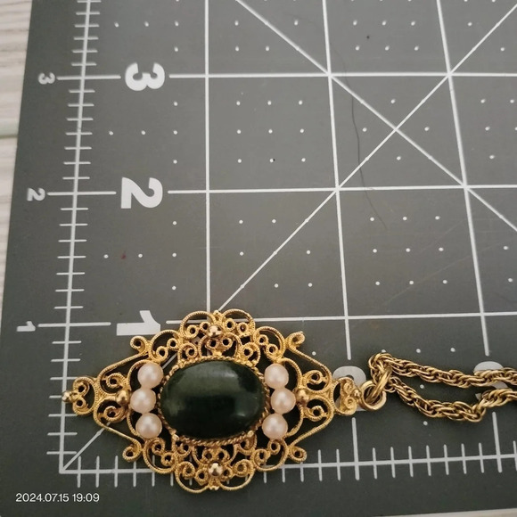 Filigree Pendant With Pearls and Green Gemstone Cabochon Gold Tone rope chain - Picture 6 of 8